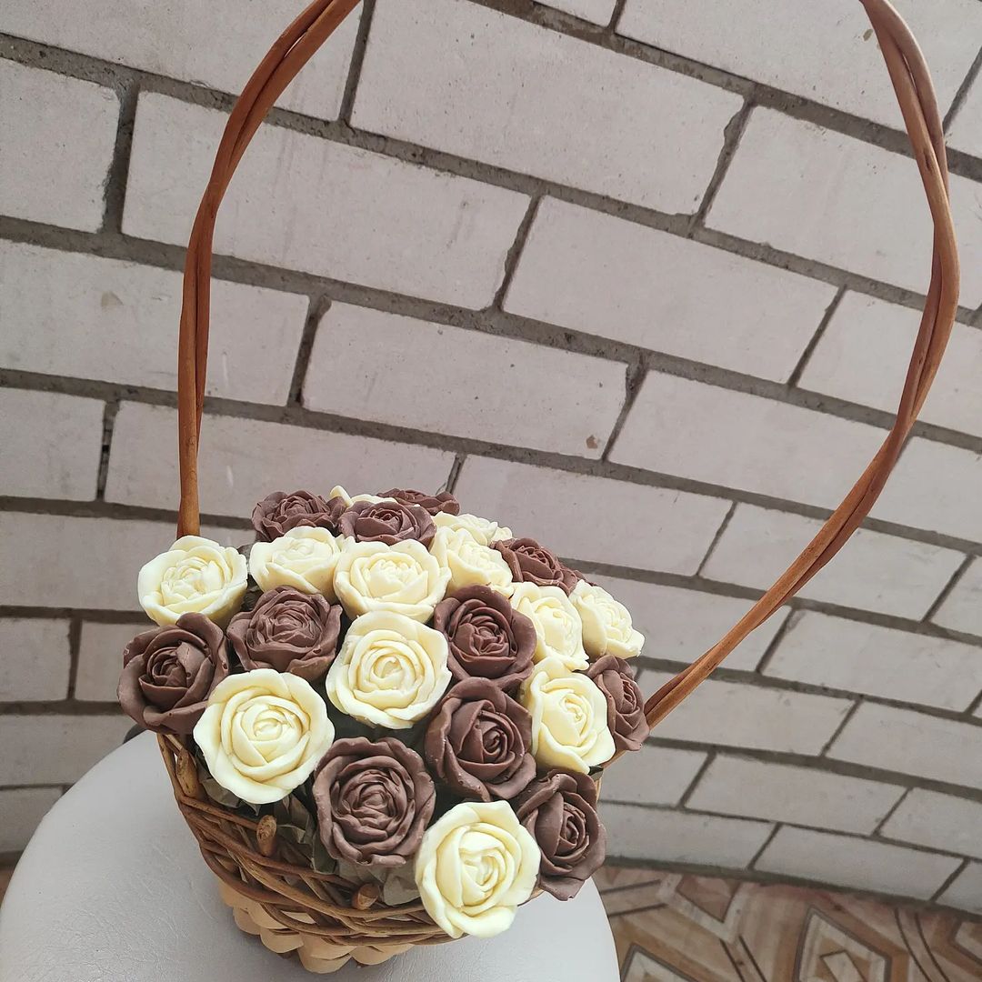 Симпатичная корзинка с вкусняшками🌼
#шоколадныецветы
#шоколад
#букет
#тортыназаказ