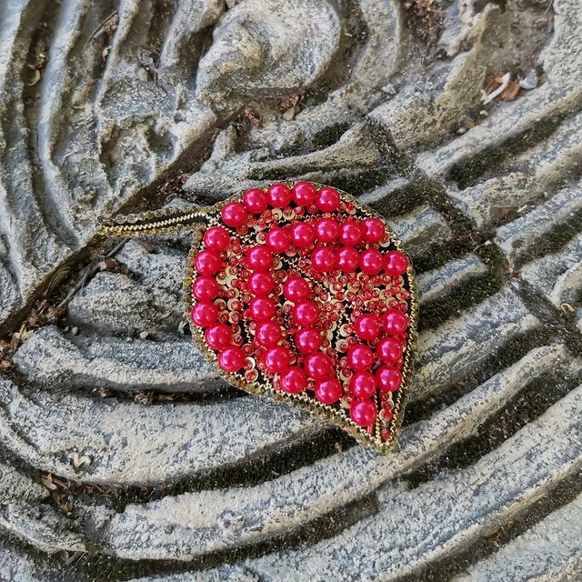 rukami_mary в LOOKY. #брошиMary_SY#рукоделие#handmade#etsy#броши#брошиизбисера#красотасвоимируками#наширукинедляскуки#творение#творюивытворяю#листик#лист#красный. Что такое осень? -эт...