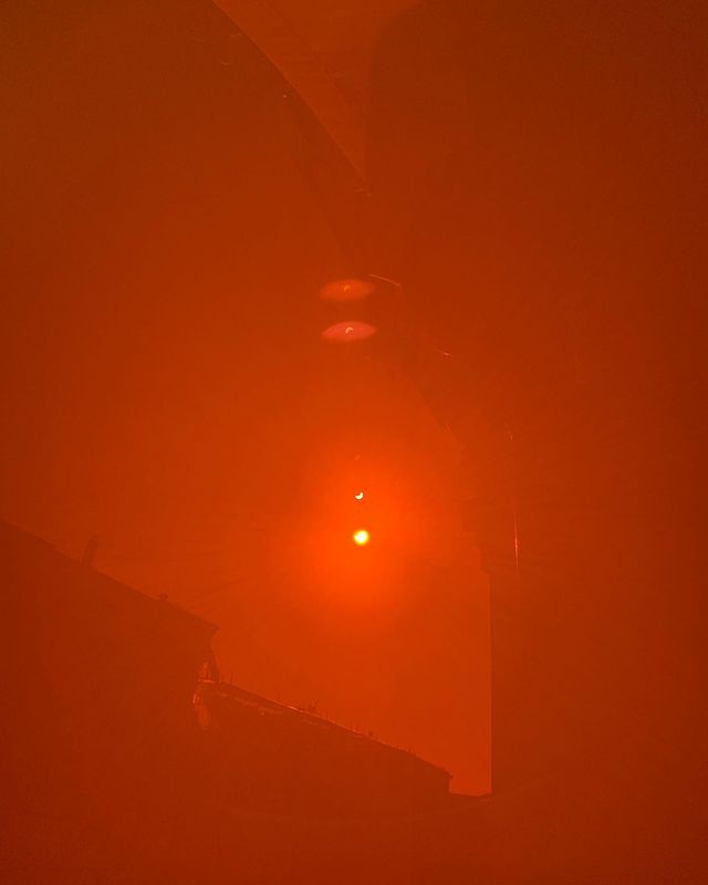 azarika4e в LOOKY. #sun,#eclipse,#moscow,#red,#sky. День повальной гибел...