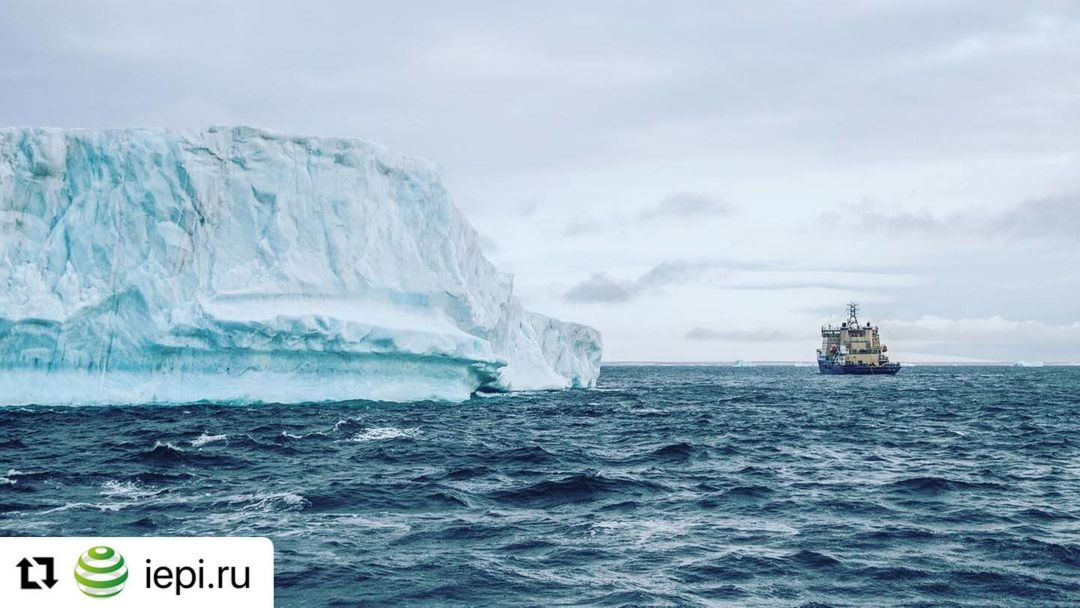 #Repost @iepi.ru 
・・・
Увеличение продолжительности бурового сезона при использовании сервиса УЛО. Идем на рекорд в Баренцевом море с нашим заказчиком!
 
🌿 Институт экологического проектирования и изысканий совместно с Морской спасательной службой @morspas ежегодно оказывает услуги по мониторингу и управлению ледовой обстановкой (УЛО) в акваториях морей, где выполняются работы по разведочному бурению новых месторождений нефти и газа. В частности, в Баренцевом, Карском и Охотском морях. Среди заказчиков компании крупнейшие недропользователи страны.

В 2021-2022 годах одному из заказчиков компании было необходимо продлить буровой сезон на шельфе. Для реализации этой задачи АО «ИЭПИ» перешло к круглогодичному мониторингу ледовой обстановки с целью установления максимально раннего времени для начала работы, в том числе необходимых логистических операций. Благодаря этому буровые работы возможно было начать уже в апреле. При этом ожидается, что продолжаться они будут практически до конца года, что сделает этот сезон рекордно длинным.

🗣 «Для того, чтобы добиться такого результата и удовлетворить потребности заказчика, потребовалось провести большую подготовительную работу, в том числе изучить все методические особенности выполнения работ, возможности прогнозирования ледовой обстановки и установки радиомаяков на потенциально опасные объекты. В результате мы обеспечиваем заказчика оперативной информацией и совместно с Морспасслужбой несем круглосуточное дежурство, поэтому готовы в любой момент провести мероприятия по перемещению опасных ледовых объектов», - подчеркивает руководитель данного проекта в компании Иван Королев

#морспасслужба #morspas