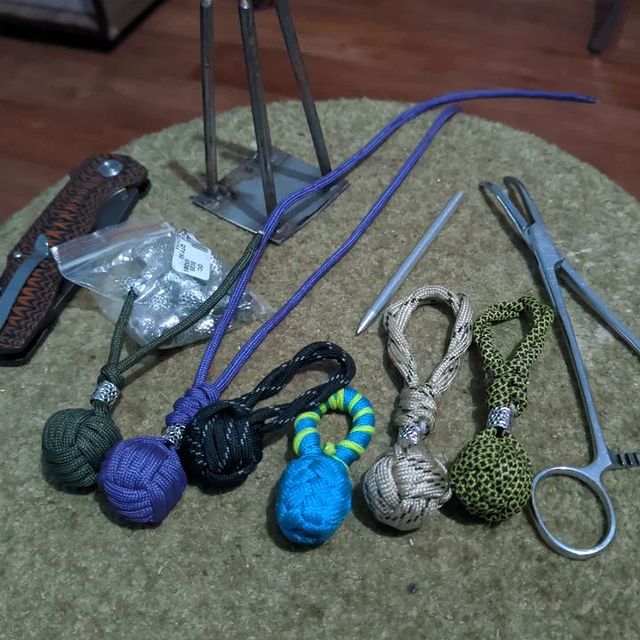 masterovaya_artel в LOOKY. #masterovaya_artel,#GuardianParacord,#paracord_na_kmv,#paracord,#handmade,#paracord550,#paracordbracelet,#браслетыизпаракорданазаказ,#edc,#bracelet,#instaparacord,#ручнаяработа,#ig_paracord,#сделано_руками,#knotgames2022,#alive_paracord. Брелки для участнико...
