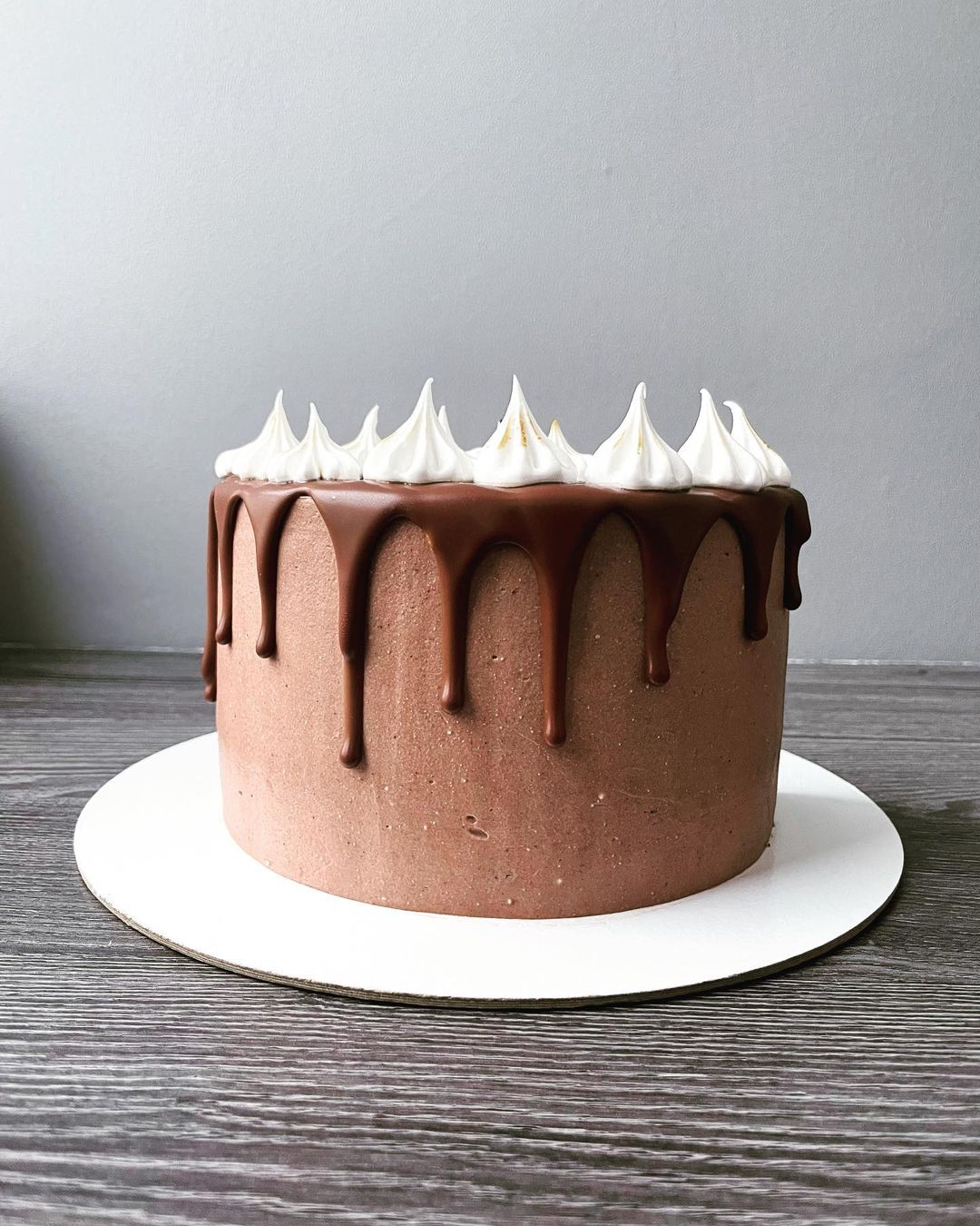 Торт 🎂 Шоколад-смородина 😋🤎Нежный шоколадный бисквит, шоколадный ганаш и смородина с легкой кислинкой. Этот рецепт точно идёт в копилку 🤗😉👍 подруги @nadezda_be @sungulnara15 @elvira.rakaeva оценили за чашечкой чая и кофе🥰❤️🤗👍спасибо вам за  компанию, девочки!😘