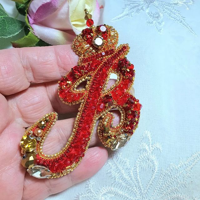 marinaprokoshin в LOOKY. #брошьбуква,#брошь,#брошьподарок,#брошьмурманск,#брошимурманска,#брошимурманск,#брошьручнойработы,#брошьназаказ,#брошьподзаказ,#изделияручнойработы,#брошьизбисера,#брошьизкристаллов,#ручнаяработа,#вязание,#украшенияручнойработы,#брошьвналичии,#брошькупить,#brooch,#handmade,#handmadeмурманск,#handmadebrooch,#handmadeбисер. 🎁Вторая буква готов...