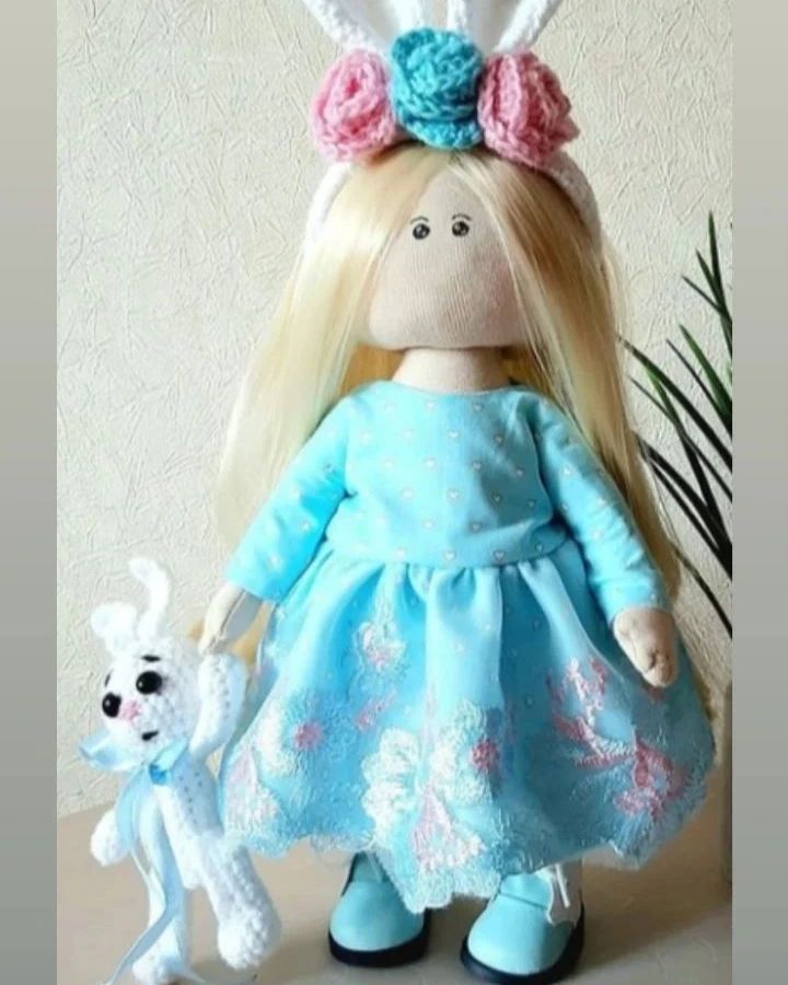 С каким цветом у Вас ассоциируется Новый год 🎄?

У меня - это голубой 🔷 , один из самых новогодних цветов. Нежный и одновременно праздничный.

Вот такая куколка с зайчиком в голубом платье, доступна к заказу. 

Куколка сшита из кукольного трикотажа, наполнена синтепухом, стоит самостоятельно, рост около 28 см. У куколки есть дружок - зайчик.

Приедет к вам в красивой коробочке. 

Цена 4000 рублей + билетик до вашего дома.