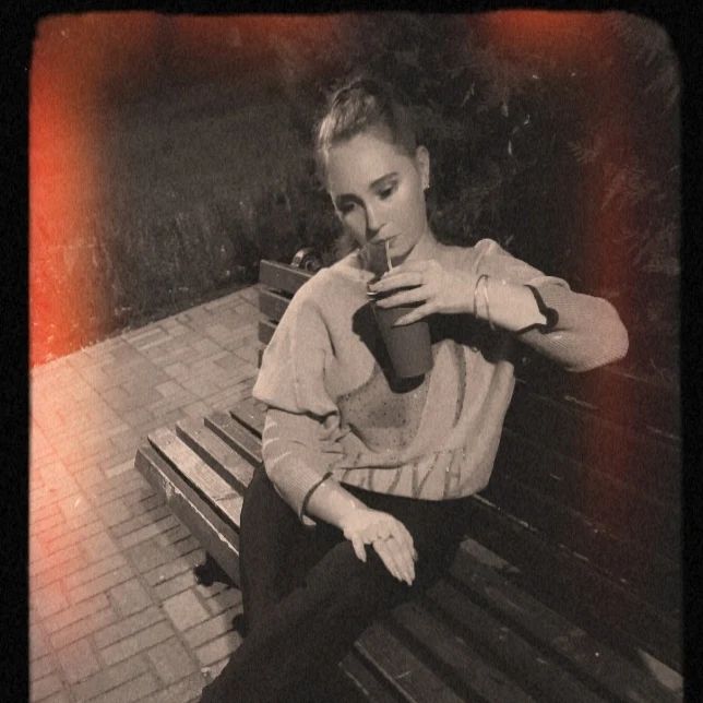 __natanosova___ в LOOKY — — Так значит, грусть — это место?
— Да. Иногда люди живут та