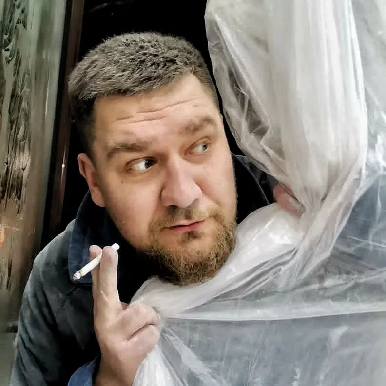 БЕЛЫЕ НОЧИ,
ВЕЧНОСТЬ В ГЛАЗАХ И ДОРОГИ ПЫЛЬ.
Я ЗНАЮ ТОЧНО:
ЖИЗНЬ – ЭТО СКАЗКА, А СКАЗКА БЫЛЬ.

ВЕРОЮ В СПОРЕ,
С ПРАВДОЙ В ДУШЕ И С ОГНЕМ В ГРУДИ
ПЕРЕПЛЫТЬ МОРЕ,
ГОРЫ ПРОЙТИ,
НО УСПЕТЬ ДОЙТИ.

А ЧТО ТАМ ВПЕРЕДИ?
Я НЕ ЗНАЮ И ТЫ НЕ ЗНАЕШЬ.
И КУДА НАМ ИДТИ?
ЧТО НАЙДЕШЬ, ЧТО ПОТЕРЯЕШЬ?
НО КОГДА В ГЛАЗАХ СИЯЮТ ЗВЕЗДЫ,
И СВОБОДА ДУШУ РВЕТ,
СНОВА Я ИДУ ВПЕРЕД.
