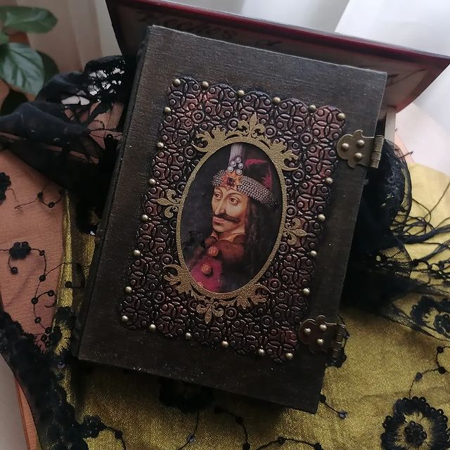 primavera_scrap в LOOKY. #путешествие,#скрапбукинг,#блокнот,#скрапбукингбалашиха,#блокнотручнойработы,#блокнотмиксмедиа,#балашиха,#подаркиручнойработы,#handmade,#limbaromana,#румынскийязык,#ручнаяработа,#блокнотназаказ,#миксмедиа,#mixmedia,#Dracula,#Romania,#Europe,#Brasov,#Transilvania,#Румыния,#Европа,#Брашов,#Трансильвания,#вампиры,#vladtapes,#romaniateiubesc,#romaniamea,#romaniafrumoasa,#Дракула. Господарь со знамени...