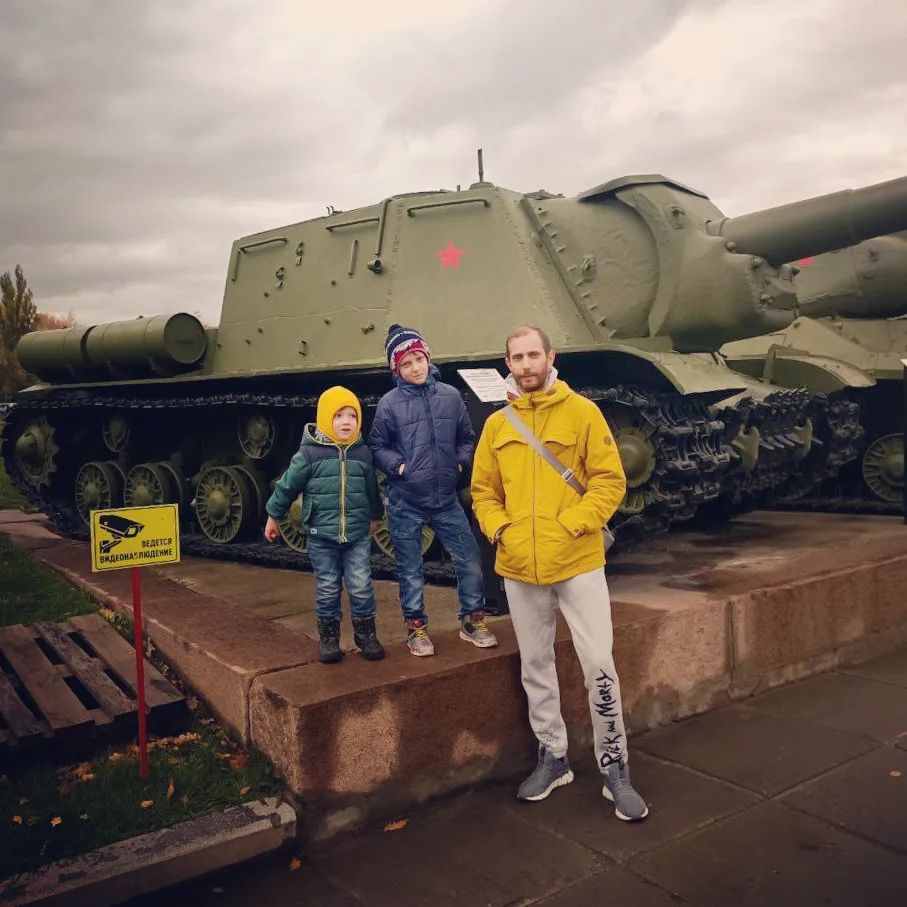 Танк. Стоит. 
А там баня, в ней сидим.
Так и живём