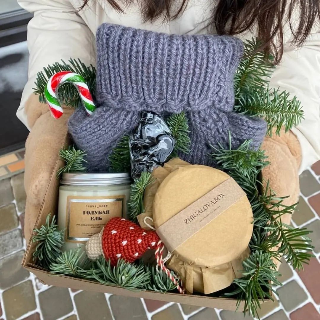 С пихтой любой бокс становится праздничным и атмосферным🎄

Наконец-то пришёл свежий нобилис! Теперь хвойный аромат и яркие иголки наполнят коробочки. 

В составе:

— Теплая шерстяная манижка

— Травяной чай Царские сны с лавандой

— Соевая свеча Голубая ель 240мл

— Леденец Петушок со смородиной

— Авторская открытка на выбор из наличия 
— Фирменная крафт-коробка 
— Нобилис в качестве декора

3450р✨

Дополнительно можно добавить леденец-трость и ёлочное украшение Мухомор, связанное вручную. +750р🎅🏻.

Доставка по России СДЭК или почта и курьером по Красноярску 100р. 

С любовью и заботой, Zhigalova.box🎄
