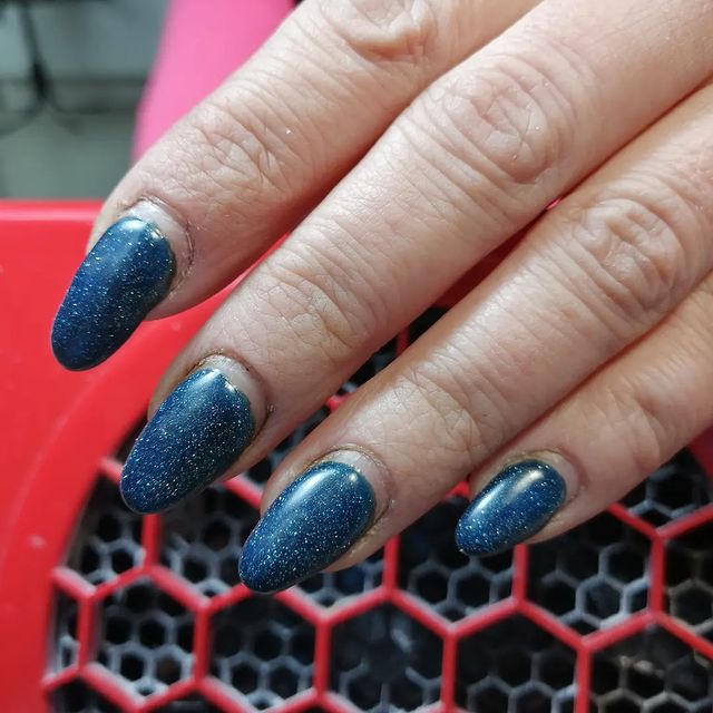 glazunovanail4910 в LOOKY. #ногтиполысаево,#красивыеногти,#стемпинг,#матовые. Человек работает со ...