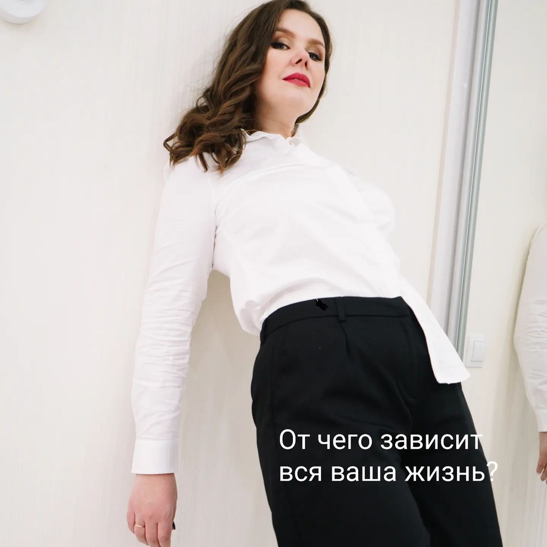 «Вначале было слово …»

☝️От чего зависит вся ваша жизнь и всё её качество? 
От того, что вы думаете и что вы говорите. 

Понаблюдайте за собой и своим близким окружением, какие слова вы говорите чаще всего?

Вчера на консультации девушка удивлялась и говорила: «ничего себе!», «ни фига себе»? 

Что такое фига? Что такое ничего? Это пустое, пустой звук. 
И это она желает самой себе! 

«Как бы», второе частое слово-паразит. Как бы — это как? Понарошку. Не по-настоящему. 

Вдумайтесь в посыл этих фраз — можно ли говорить о каком-то достатке и гармонии в жизни девушки?

🤔 Почему так происходит? 

Наш мозг каждое слово воспринимает как мыслеобраз и запускает определённые программы, как на уровне души, так и на уровне тела

👉🏻Проведите эксперимент, проследите за своей речью: какие слова вы говорите каждый день чаще всего?

🖊Делитесь в комментариях: какие у вас любимые фразы и слова?

#анатомия_продаж_UBBP9p