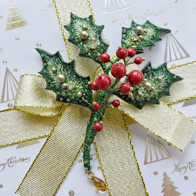 elena_nefedova_jewelry в LOOKY. #зимнийконкурсброшей2022,#greenbirdme,#elena_nefedova_jewelry. Остролист🔴🌿 Символ...