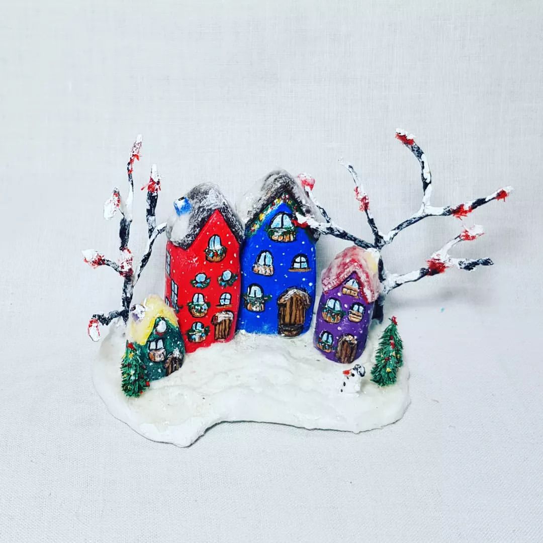 Кто давно мечтал из ничего сделать домики, скорее к @vitamishkina 🏘🏰 .
Незапланированное строительство домиков произошло благодаря бесплатному мастер классу от @vitamishkina. Глядя на работы такого талантливого мастера невозможно усидеть без дела🙈💖💖💖
#vitamishki_na_mk