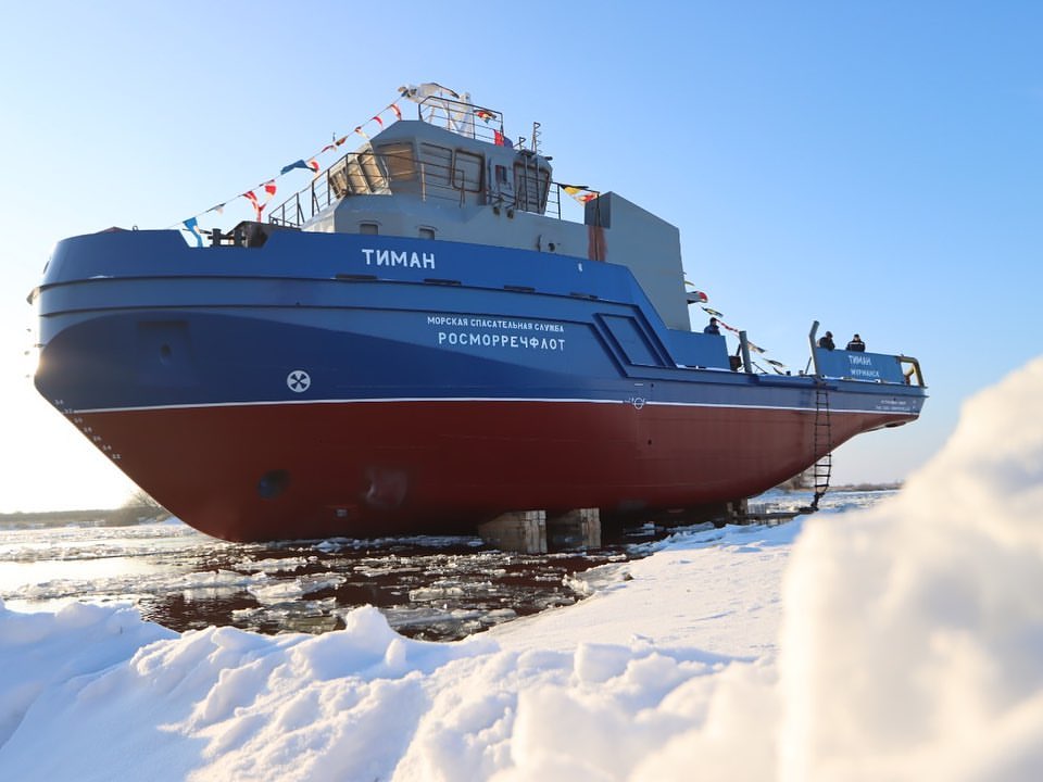 Спуск на воду NE025

На Окской судоверфи состоялась торжественная церемония спуска на воду первого корпуса судна из серии пяти морских противопожарных буксиров-спасателей проекта NЕ025, строящихся для Морспасслужбы. 
Судно будет носить имя «Тиман». 
В торжественной церемонии от Морспасслужбы приняли участие главный инженер Вадим Кравцов и начальник отдела сопровождения строительства флота Дмитрий Головач. Строительство судов проходит в рамках Плана развития инфраструктуры северного морского пути на период до 2035 года и Федерального проекта «Северный морской путь» транспортной части КПМИ.
Морспасслужба впервые исполняет функции государственного заказчика судов, которые сама и будет эксплуатировать. 
По условиям контракта судостроители Окской судоверфи должны передать новостройки Морской спасательной службе в 2023 году. Два первых судна будут приписаны к порту Мурманск, два - к порту Петропавловск-Камчатский и еще одно к порту Архангельск
#морспасслужба #morspas #окскаясудоверфь