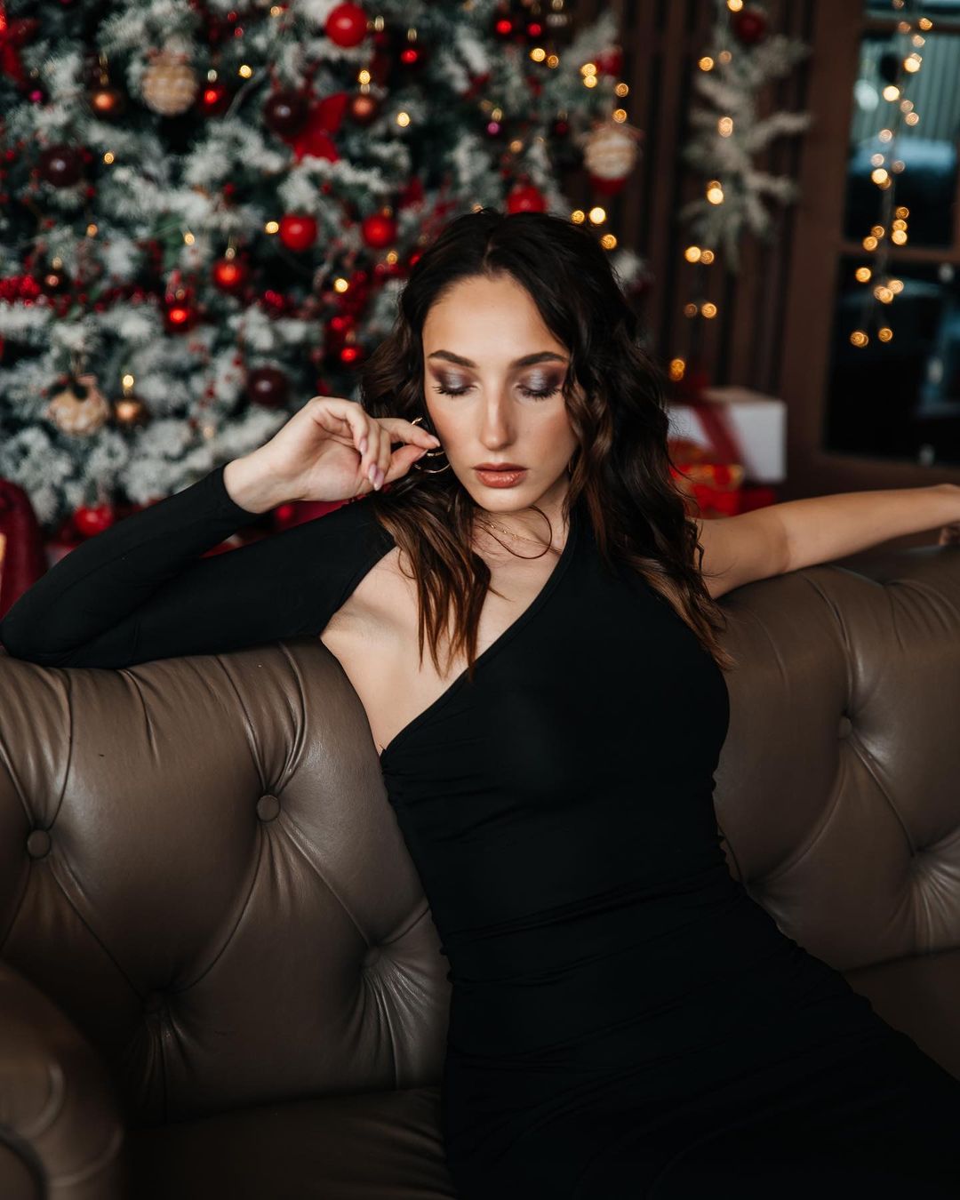 5 дней до Нового Года, а я только закончила с финальными консультациями 🤪

В среду последний выход- прямой эфир в Телеграм канале про 2023 через призму Дизайна Человека. За 2 года молчаливых изысканий в годовой прогностике появилось то, чем можно поделиться 👌🏽

Кто ещё не на канале, присоединяйтесь - в отличие от Инсты там есть возможность делать по-настоящему ценный контент, а не гоняться за алгоритмами и трендами. Так что думающих и размышляющих жду с нетерпением ❤️

MUA: @mua.tata
Photo: @tisheechka