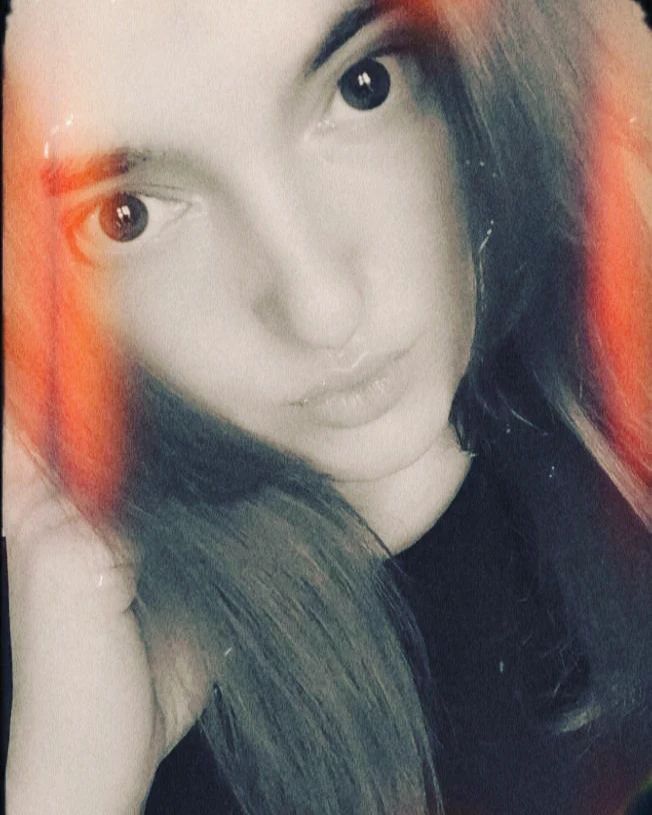 Многие считают, что я ебнутая...так знайте...это вы зажаты в рамках общества и пафоса... А мне похуй... Я сильная, вредная и весёлая... И мне наплевать...на ваши охуевшие взгляды...