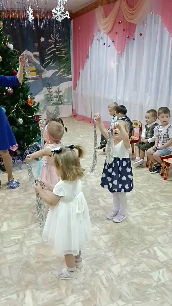 natusik.mama2124 в LOOKY. #утренниквсаду,#танецснежинок,#умницымалышки,#скоронг🎄🎅. Наши маленькие снежи...