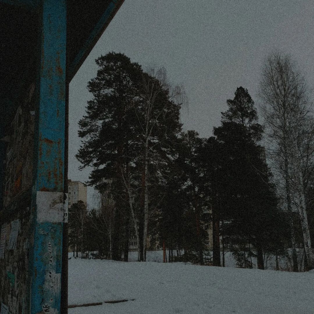 ne_prostoy_harakter.02 в LOOKY — Он стоит в толпе и разговоры рядом, словно белый шум,
Он сре