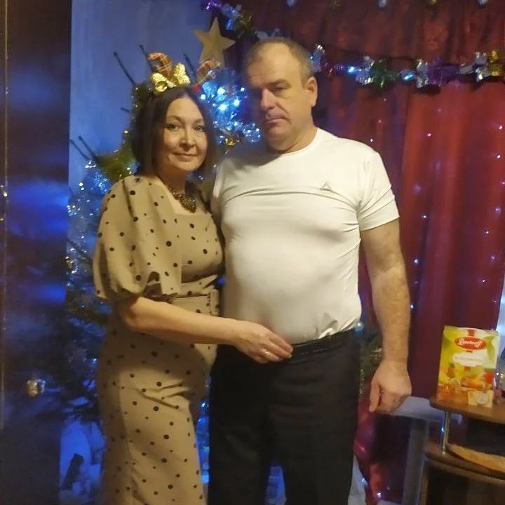 Мой родной и любимый мужчина, 
Как поздравить тебя в Новый Год?! 
Ты не просто для счастья причина, 
Ты для сердца желанный восход… 
В год минувший, довольно тяжёлый, 
Не словами любовь доказал. 
Наша жизнь – бесконечная школа, 
Бог экзамены вновь принимал… 
 
Я порой не сдавала зачёты… 
Ты задачи решал за меня. 
Были ссоры, паденья и взлёты, 
Нежность ночи, обыденность дня… 
Но всегда, в каждый миг ощущала 
Я любовь и заботу твою… 
И молитвы ночами шептала: 
«Береги его, Боже, молю…» 
 
Я хочу пожелать не достатка, 
Не банально – успеха в делах, 
А блестящего в мыслях порядка, 
Веры в сердце и счастья в глазах. 
И тогда будет всё, как мечтаешь, 
Как планируешь в Новом Году. 
Ты так часто другим помогаешь, 
Тем, что точно в беде подведут… 
 
Вот поэтому ты настоящий, 
Не для выгоды дружишь с людьми. 
Новый Год пусть же балует счастьем 
И любовь от меня ты прими… 
Положи вглубь сердечка родного, 
Пусть тебя от беды бережёт… 
А «ЛЮБОВЬ» – это больше, чем слово, 
Это сердце, а сердце не лжёт… 
 
 
© Copyright: Ирина Самарина-Лабиринт, 2015