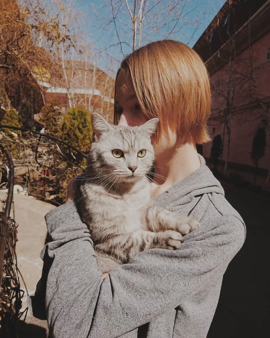 Morning!  The weather talks to the wind.  It's nice to wear your favorite sweatshirt.  And this miracle looks at you and you take his with you

Ранок! Погода розмовляє з вітром. Приємно одягнути улюблений світшот. А це чудо дивиться на тебе і ти береш його с собою...
