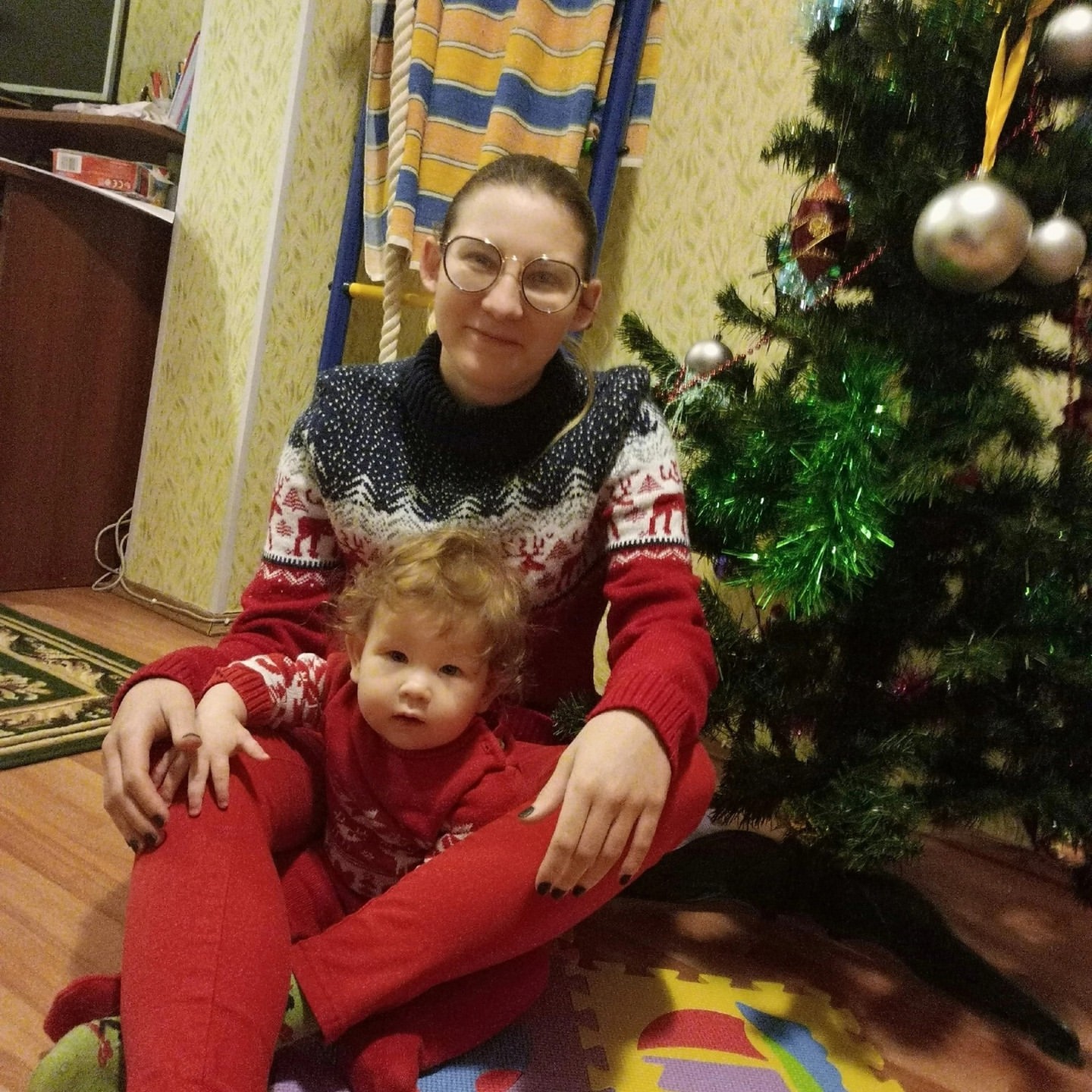 Малая часть моей большой семьи)) Доченьки мои) Любимые) Даже "платья" одинаковые надели)

#дочки #семья #нг #медведково #НюрХаус #любимыедети #одинаковыекостюмы #радость #счастье #настроение