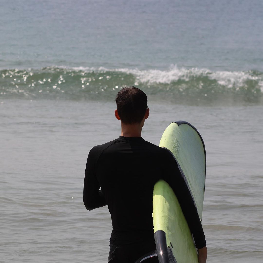 Всем шака 🤙
⠀
Первые попытки встать на доску🏄‍♂️ давались с переменным успехом, но несмотря на это, появилось сильное желание отрастить длинные волосы 😂
⠀
Лови волну 🌊