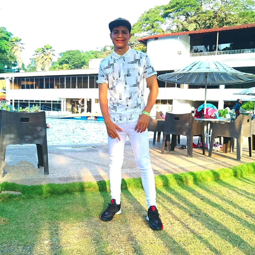 acvedomanuell in LOOKY. . Día de piscina 🧖