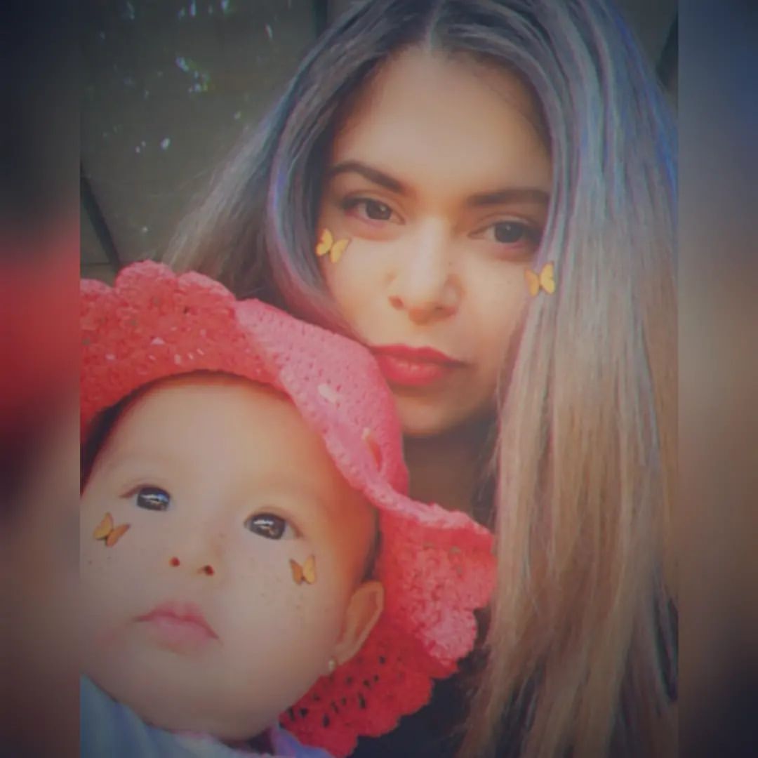 Antes subía fotos mías con una bebida en la mano, ahora subo fotos con mi hija en brazos 😂 😭🤣🤣 pero le amo con toda mi alma. Dentro de poco ya me dirá "Mamá" mi pequeñita hermosa 💕