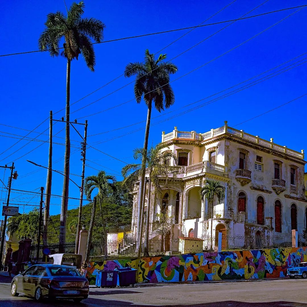 reydleyph in LOOKY. #fotografia,#photography,#photooftheday,#artofinstagram,#fotos,#photogram,#colors,#instalike,#instagood,#instagramers,#wallpaper,#sky,#havana,#cuba,#cubanosporelmundo,#gallery,#fotoart,#streetstyle,#streetphotography,#habana,#cubaenfotos. Conoces estos sitios...
