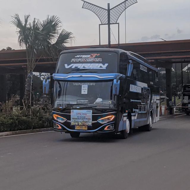 dezvelyzsky в LOOKY. #tamanminiindonesiaindah,#varen,#alvarendra,#kampungrambutan,#buslovers,#basuriv3,#cctvjatiwaringin,#busmania,#maniabus,#galeribus. Membasuri di tmii🕺
...