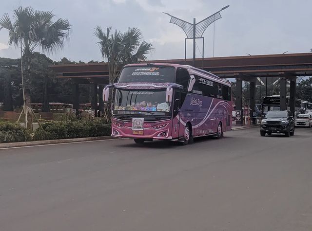 dezvelyzsky в LOOKY. #sidoelbuskeren,#sidoel,#medaljayapariwisata,#buslovers,#galerybus,#maniabus,#tamanminiindonesiaindah,#kampungrambutan,#hunting. Si doel anak sunda🤗...