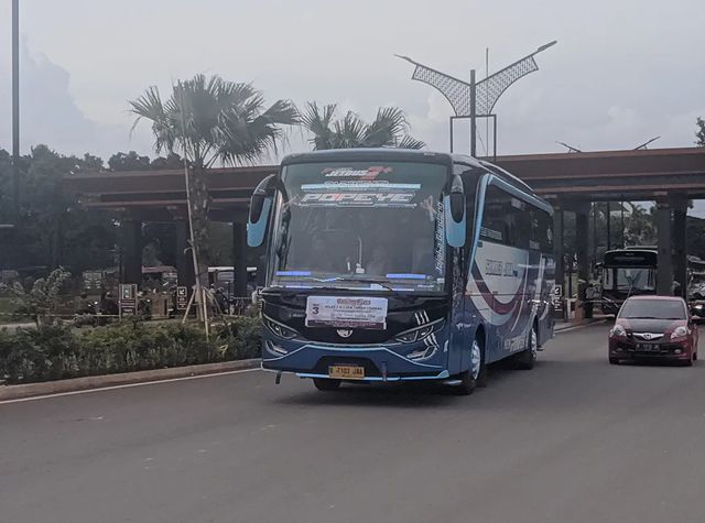 dezvelyzsky в LOOKY. #popeye09,#sumberjayatrans,#tamanminiindonesiaindah,#cctvjatiwaringin,#galerybus,#buslovers,#pariwisata,#hunting. Aku terlalu serius m...