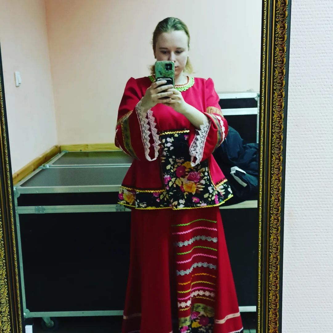 Запись на концерт. Даже переодели меня из голубого платья в красный🍓