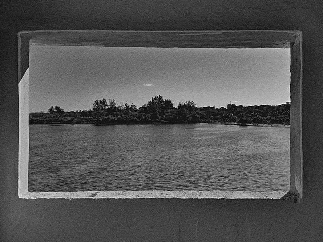 reydleyph в LOOKY. #fotografia,#mar,#ventana,#fotografiamovil,#movilgrafias,#blancoynegro,#blackandwhite,#cubaenfotos,#fotografiaartistica,#fotografos_latinoamericanos,#pindlecuba,#vistarmagazine,#2023,#newpost,#revistanegromundo. Memorias desde una c...