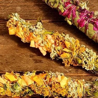 Приветсвую Вас, солнечные люди😍
Скрутки отдельный вид любви, в комплексе со свечами, дают крутой результат 💪
Самые "при самые" 😁сакральные ароматы природы🌳

Белый шалфей🌿
Изменяет настроение и энергию помещения, так же применяется при медитациях, очищении, освобождении будь это негативные мысли,или энергетический мусор. 

Можжевельник🌿
Применяется для окуривания помещения и присутствующих в нём людей, для ритуального очищения, обновления энергии разума и тела. 

Лаванда🌿
Применяется для очищения, эмоциональной и психологической защиты, повышения яснознания,создания энергии, счастья, исцеления и убеждения. 

Полынь обыкновенная🌿
Традиционно применяется для очищения энергии, избавления от негатива. Так же полынь имеет репутацию стимулирования снов. Поэтому для осознанных снов, можно сжигать её перед сном. 

Пало Санто 🌿
Очищает отрицательную энергию и дух, так же обеспечивает глубокую связь с Божественным и помогает в физическом исцелении. 

Кедр🌿
Применяется для очищения дома и защиты человека, места или объекта от нежелательных воздействий, так же имеет много лечебных целей. 

Совсем скоро появятся в продаже😍
#феясвечногодела #скруткиизтрав #свечиизвощины