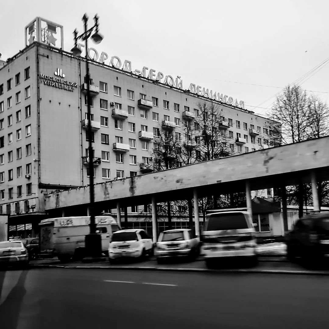 Расскажу вам свою историю.... 

В последний день прибывания в Питере я простыла. И в самолёт  садилась уже с сильной болью в горле и насморком. Полёт прошёл нормально, ну если не считать жуткой бесконечной турбулентности, но сейчас не об этом.
При снижении самолёта у меня начался отит. Но не тот аэроотит при котором закладывает уши и потом потер ухо и всё проходит. А самый настоящий "тикающий" с адской болью и полной глухотой. Пол часа пока самолёт снижался я обливалась слезами, в надежде что когда мы приземлимся всё пройдёт, но нет не прошло.
Весь день я промучилась пока не вспомнила, что я всё таки ещё и специалист по психосоматике и что можно помогать не только другим людям,но и себе тоже. Что я и сделала. 
По прилёту мне предстояло одно очень неприятное мероприятие, о котором я даже слышать не хотела, и когда мне о нём напоминали  так и говорила"не хочу слышать".Как говорится сказано-сделано. 
И как только я осознала свой конфликт боль прошла. Осознание конфликта это уже 80 процентов решения. И проработав его я спокойно легла спать. 
Утром проснулась практически здоровой. Ещё конечно чувствую слабость, но это нормально, организму надо время чтоб восстановиться. 
Не затягивайте со своими конфликтами.Если их не решать они будут вам сигналить через тело. 
Если вас что-то беспокоит и вы переживаете,не держите всё внутри, рассказывайте, делитесь. Если не с кем, признайте проблему и проговорите просто. 
Ну и психологов конечно не кто не отменял. 
Не болейте!