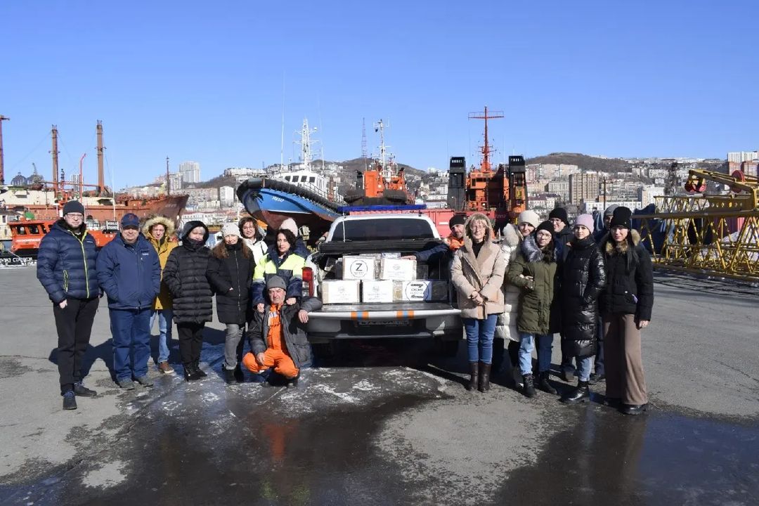 Накануне празднования Дня защитника Отечества в рамках Всероссийской акции «Все для Победы!» работники Приморского филиала Морской спасательной службы собрали денежные средства и закупили продукты, вещи для отправки военнослужащим, которые в эти дни выполняют боевые задачи в зоне СВО. Все закупленное приморскими морскими спасателями уже передано волонтерам, которые привезут его бойцам на передовую.
Участие в акции "Все для Победы" всех сотрудников Морской спасательной службы по всей стране и во всех филиалах продолжается!