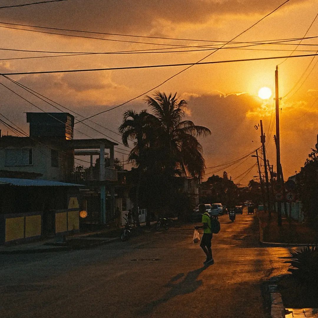 reydleyph in LOOKY. #fotografiamovil,#fotografia,#photography,#paisaje,#streetstyle,#streetphotography,#shoot,#fotografiacallejera,#photooftheday,#today,#atardecer,#sol,#colores,#sunset,#cubaenfotos,#cubanlife,#cubanosporelmundo,#magazineshoot,#vidacotidiana,#cuban,#artofinstagram,#fotografoscubanos,#pindlecuba. Actualización del pa...