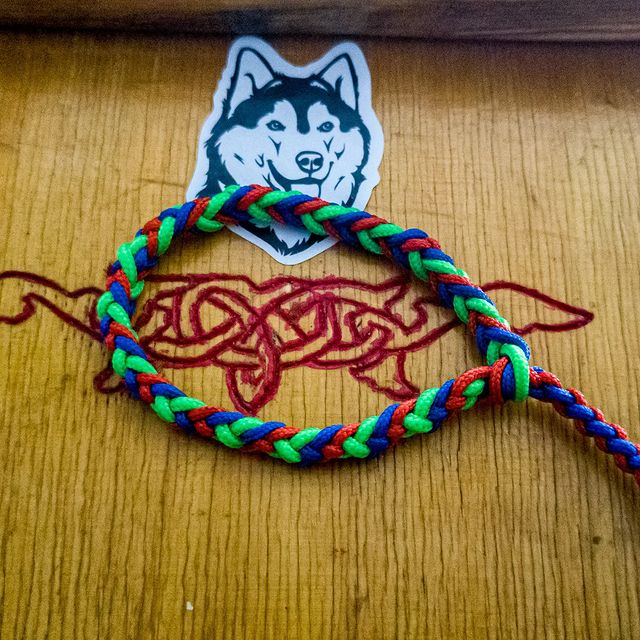 masterovaya_artel в LOOKY. #masterovaya_artel,#GuardianParacord,#paracord_na_kmv,#paracord,#handmade,#paracord550,#paracordbracelet,#браслетыизпаракорданазаказ,#edc,#bracelet,#instaparacord,#ручнаяработа,#ig_paracord,#сделано_руками,#penza,#alive_paracord. Простой плетеный бра...