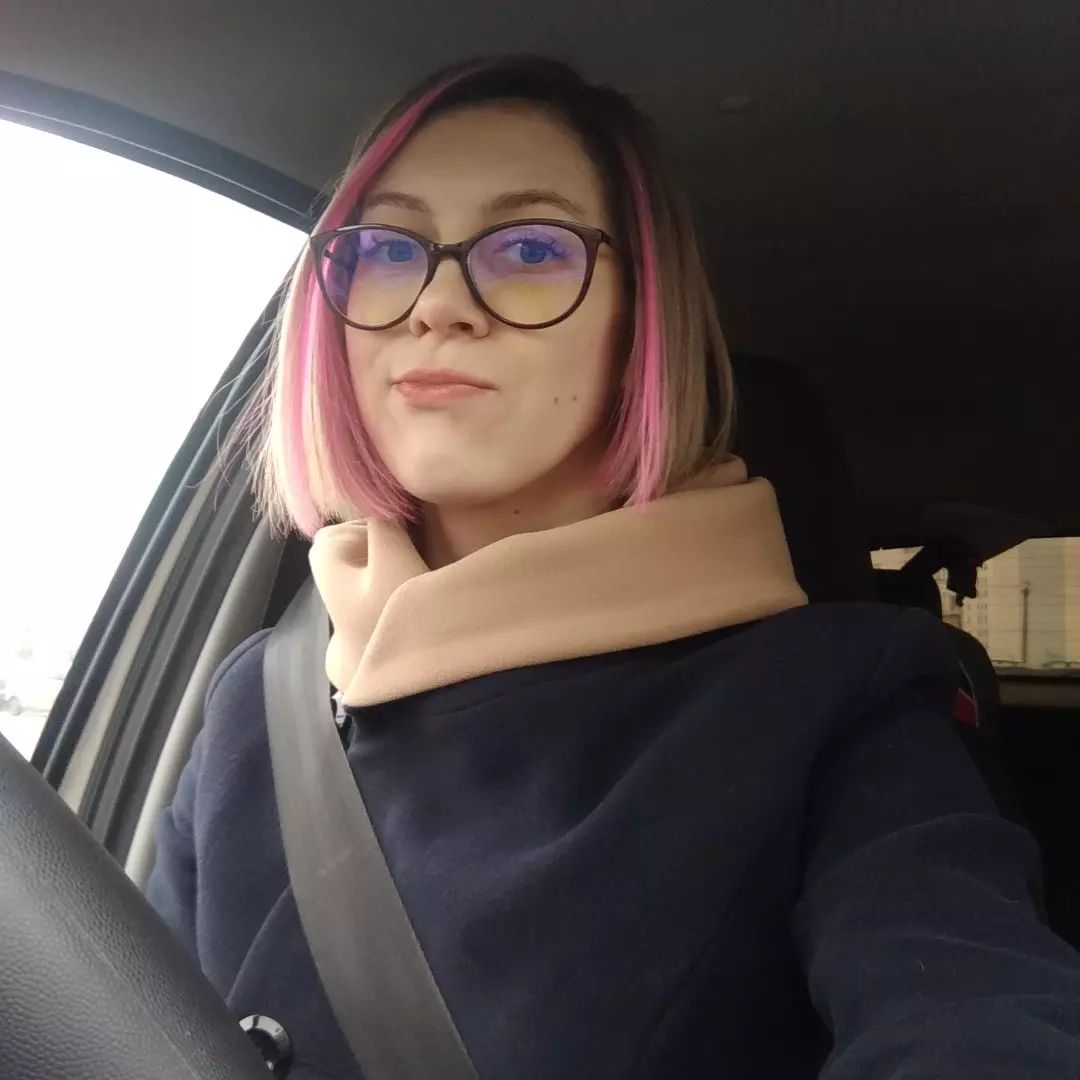 Когда спустя год возвращаешься в Instagram, с новой стрижкой и окрашиванием от @kolorist.natali.nova 
Спасибо моя фея, за яркое весеннее настроение ❤️