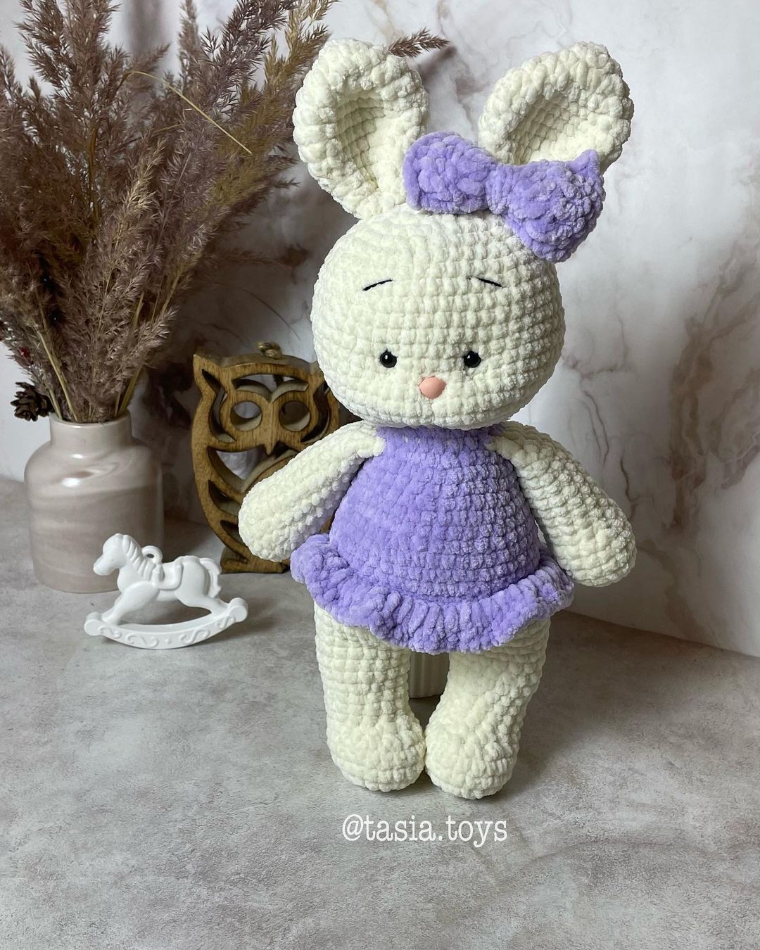 tasia.toys в LOOKY — Зайка дома 🏠 

📏Рост 35см (с ушками) 🧶Плюшевая пряжа
🐰Гл