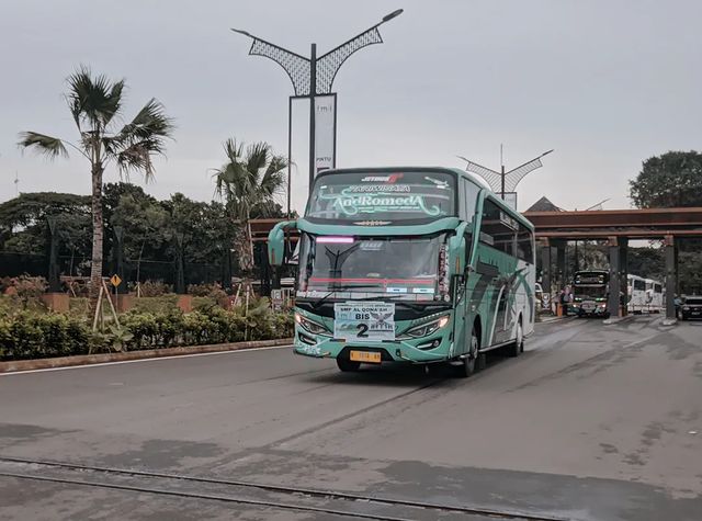 dezvelyzsky в LOOKY. #andromeda,#tmii,#galerybus,#cctvjatiwaringin,#buslovers,#maniabus,#pariwisata,#alzifaairhorn,#basuri. AndRomeda

Lok: Tama...