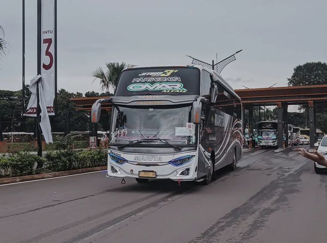 dezvelyzsky в LOOKY. #marita,#omaralfaiz,#tamanminiindonesiaindah,#basuri,#mbois,#galerybus,#fotobusindonesia,#hunting,#ngoyodbus,#cctvjatiwaringin. Mending jamu pahit t...