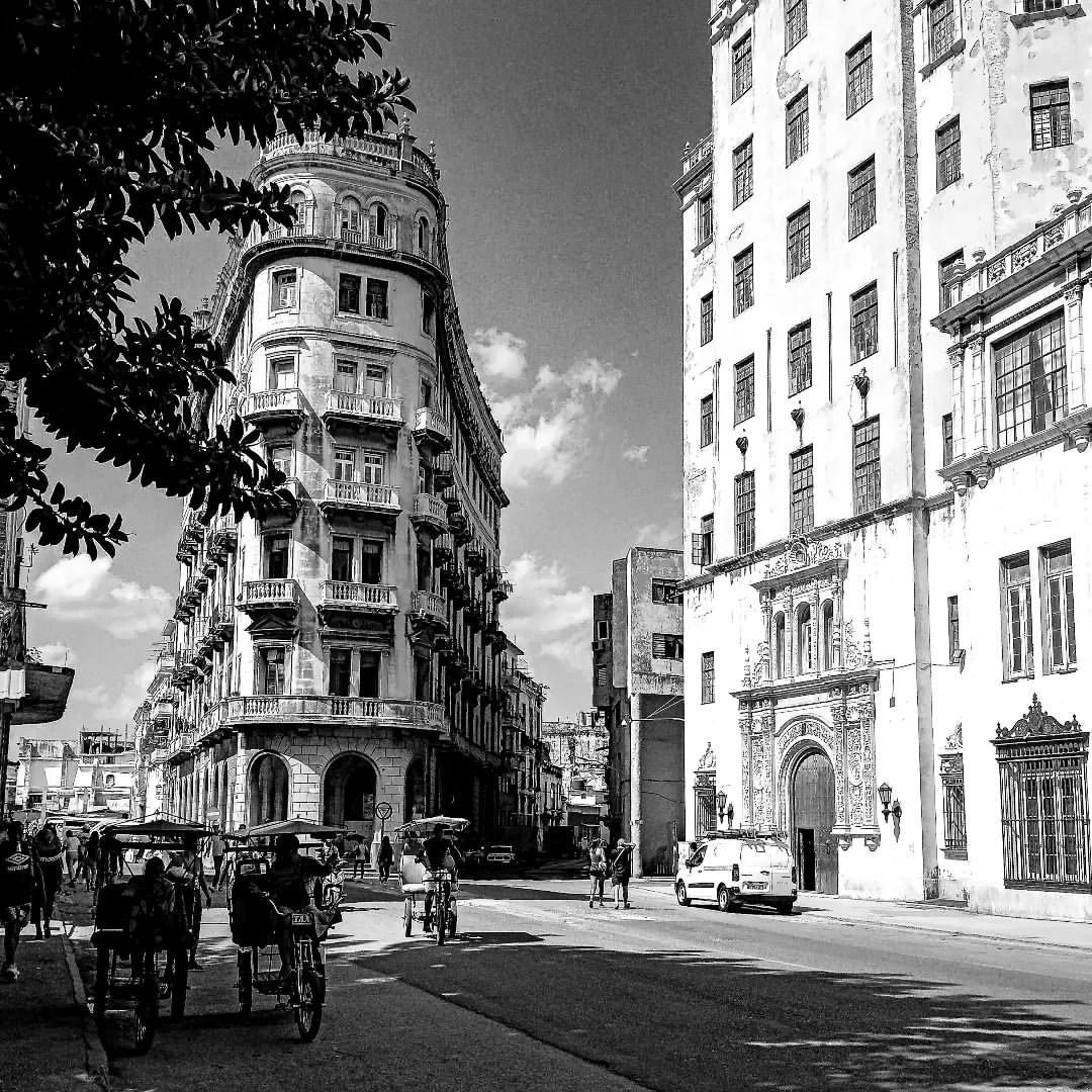 reydleyph in LOOKY. #blancoynegro,#bnw_captures,#bnw_greatshots,#bnwphotography,#bnwphoto,#havana,#fotografiacallejera,#streetphotography,#bnwstreetphotography,#revistanegromundo,#cubanlife,#cuban,#cubaenfotos. La habana en blanco ...