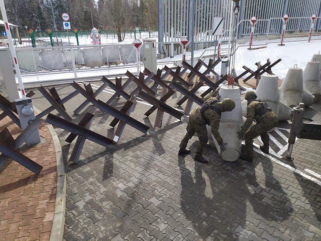 ✔️ Польша устанавливает противотанковые ежи на границе с Беларусью ...

«В феврале началось строительство охранных сооружений на границе с Калининградской областью. Сегодня военные приступили к строительству укреплений на границе с Беларусью. Это часть нашей стратегии обороны и сдерживания», — написал польский министр обороны Мариуш Блащак.