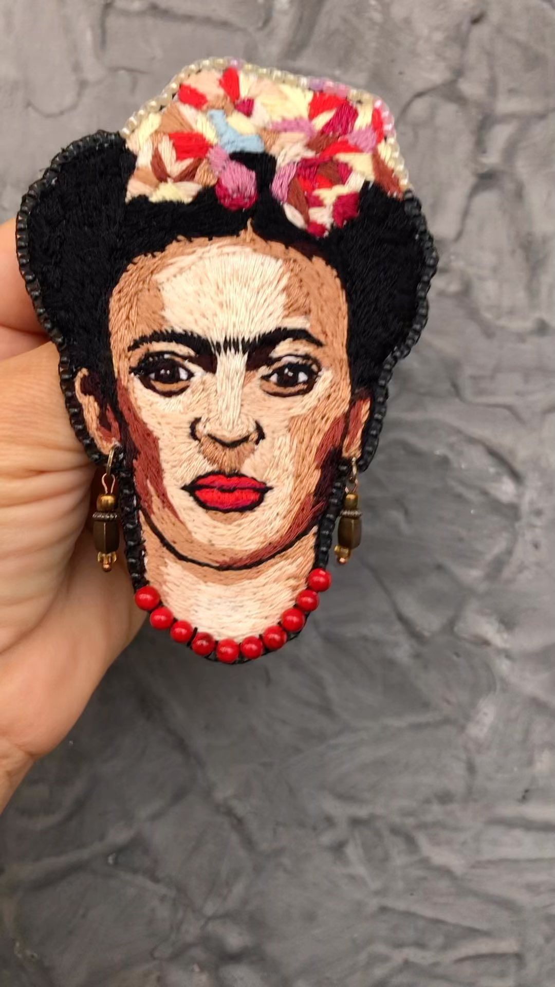 mamasomnitoys в LOOKY. #брошь,#вышивкаброшь,#вышивкагладью,#вышивка,#мулине,#brooch,#artwork,#artist,#портретнаяброшь,#счастьеесть,#зимуемванапе,#вышивкамулине,#фридакало,#fridakahlo,#frida. #брошь #вышивкаброшь...
