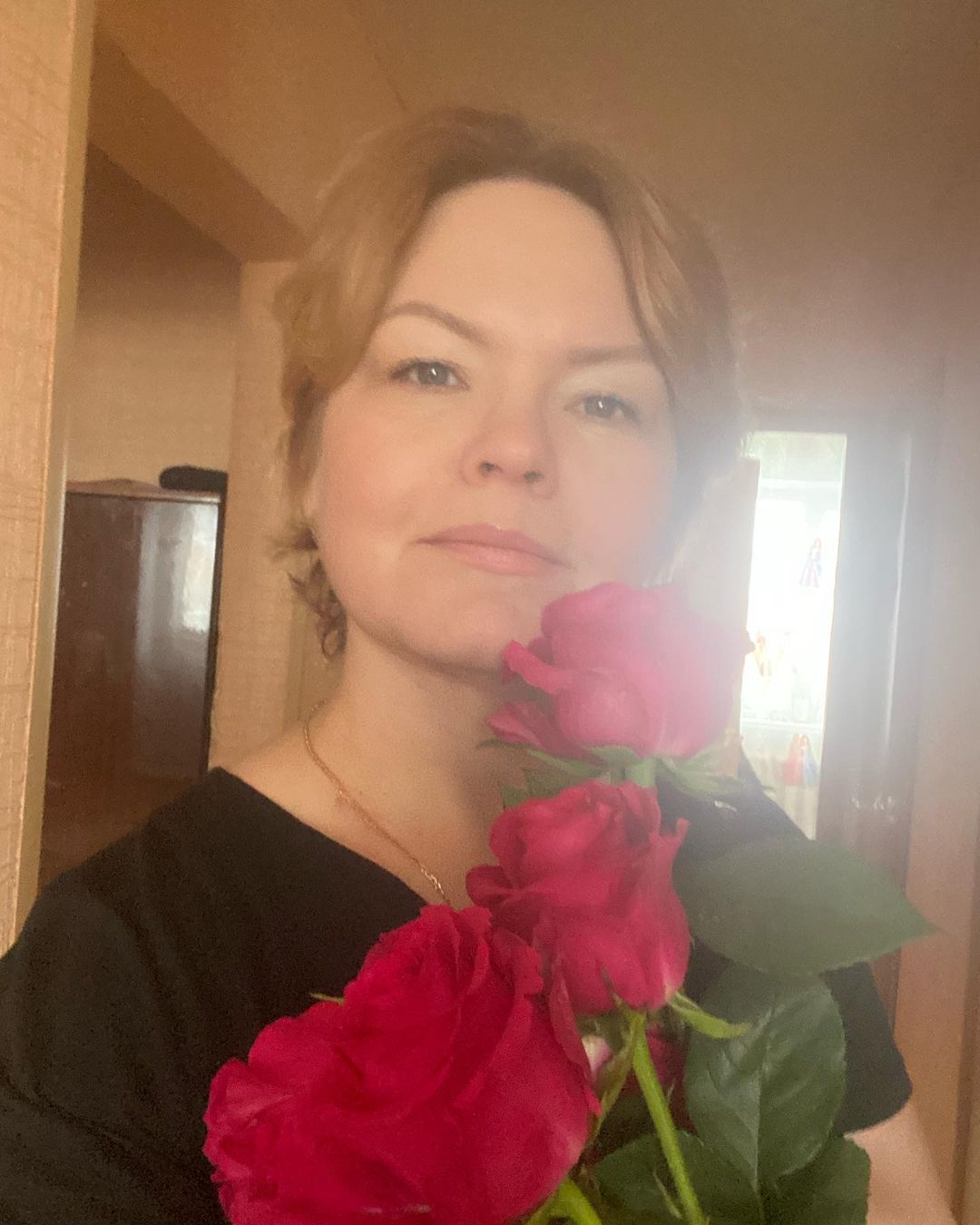 ☝️Итак, попробую рассказать вам,
что же из себя представляют духи 🌿Essens!🌿
⠀
🔹Парфюмерия Essens  - это духи премиум качества, в которых ноты идентичны нотам известных брендов.
⠀
🌺 Дается только направление на брендовый парфюм, указывая только номер аромата, поэтому наши духи являются оригинальными.🌺
⠀
🔹В ассортименте духов эссенс нет туалетных, или парфюмерных вод!⚡
⠀
🔹 Компания выпускает духи с 20% концентрацией парфюмерных масел.⚡
⠀
☝️ Сейчас большинство парфюмерии, продаваемой в наше время на рынке, является туалетной, или парфюмированной водой с содержанием парфюмерной эссенции 10-15%.
⠀
🌷🌷🌷Духи Essens изготовлены из сырья высокого качества.🌷🌷🌷
⠀
🔹 Оригинальные эссенции которых закупаются нашей компанией на заводе Seluz.
🔹Затем компания производит духи в своих ⚡фирменных флакончиках под своим номером объемом 50 мл⚡, где каждый номер соответствует определенному бренду.
⠀
💥 Духи эссенс не являются разливом, подделкой, копией, или аналогом, наши духи оригинальные.  А бренд в нашей компании только один -  ☘️«Essens».☘️
⠀
💥Вся парфюмерия Essens не имеет фталатов, то есть, только натуральные закрепители высочайшего качества. 💥
⠀
🔹 Изготовлены по требуемым евро стандартам и относятся к премиум классу.
🔹 Вся продукция протестирована, является гипоаллергенной.
На всю парфюмерию имеются сертификаты качества.🌺☝️
⠀
Хорошее настроение вместе с ESSENS! #парфюморигинал , #духиивдель ,#духиекатеринбург ,#духиназаказ ,#духивподарок ,#духиessens #эмоциивподарок