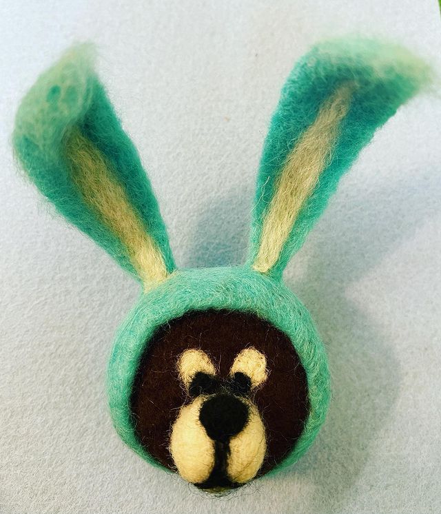 art_sweet.lana.te9ps1k in LOOKY. #брошьручнойработы,#ярмаркамастеров,#валяние,#медведь,#заяц,#валяниешерсти,#bear,#brooch,#handlettering,#handmade. Ещё один медведь в н...