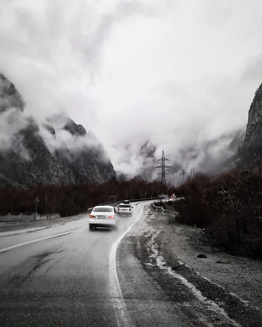 Дорога домой🏔🌫
Лошааадкаа🦔
#туман #чб #фото #вдороге #горы🗻 #утро  #авто #путешествие #намашине #приэльбрусье