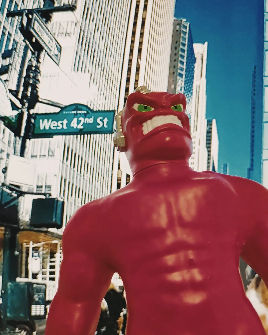 toys_pin in LOOKY. #newyork,#mobilephotography,#toy,#toys,#red,#smile,#travel,#travelphotography. Прогуляемся по Нью-Й...